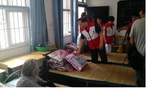 红十字会工作人员慰问受灾群众